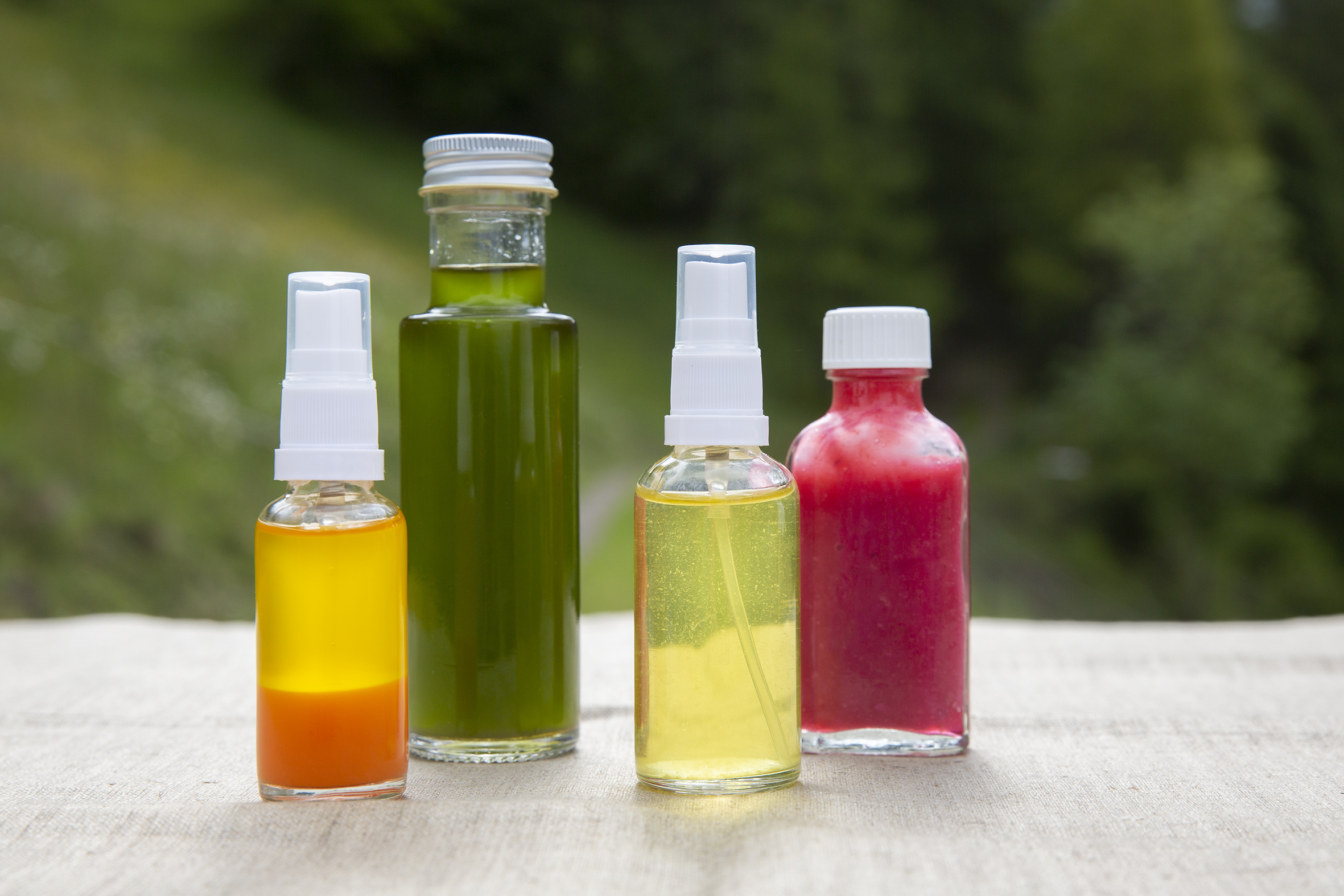 Flaschen mit grüner Kosmetik